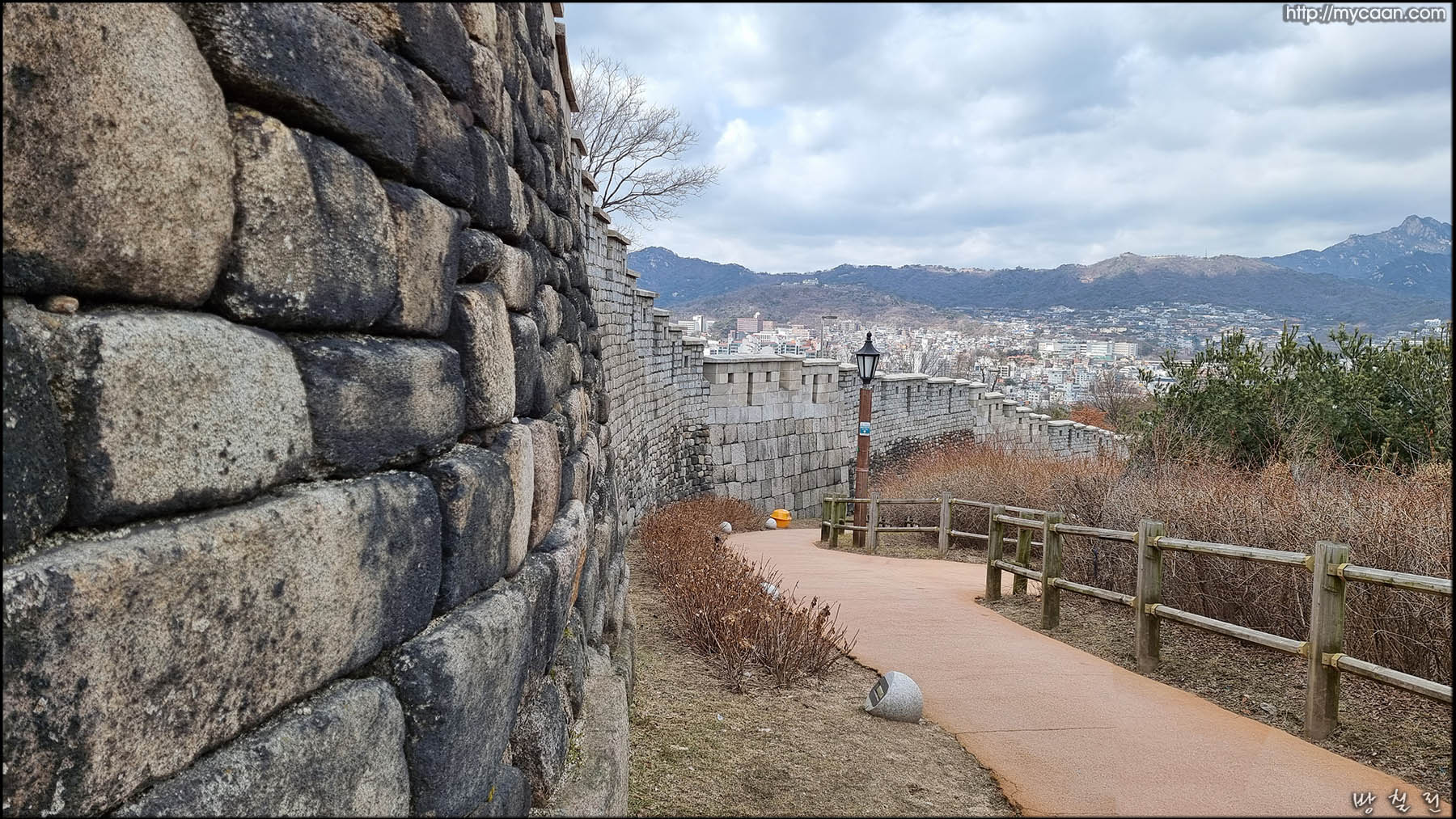 한양의 북소문 격인 혜화문을 향한 낙산 외성곽길