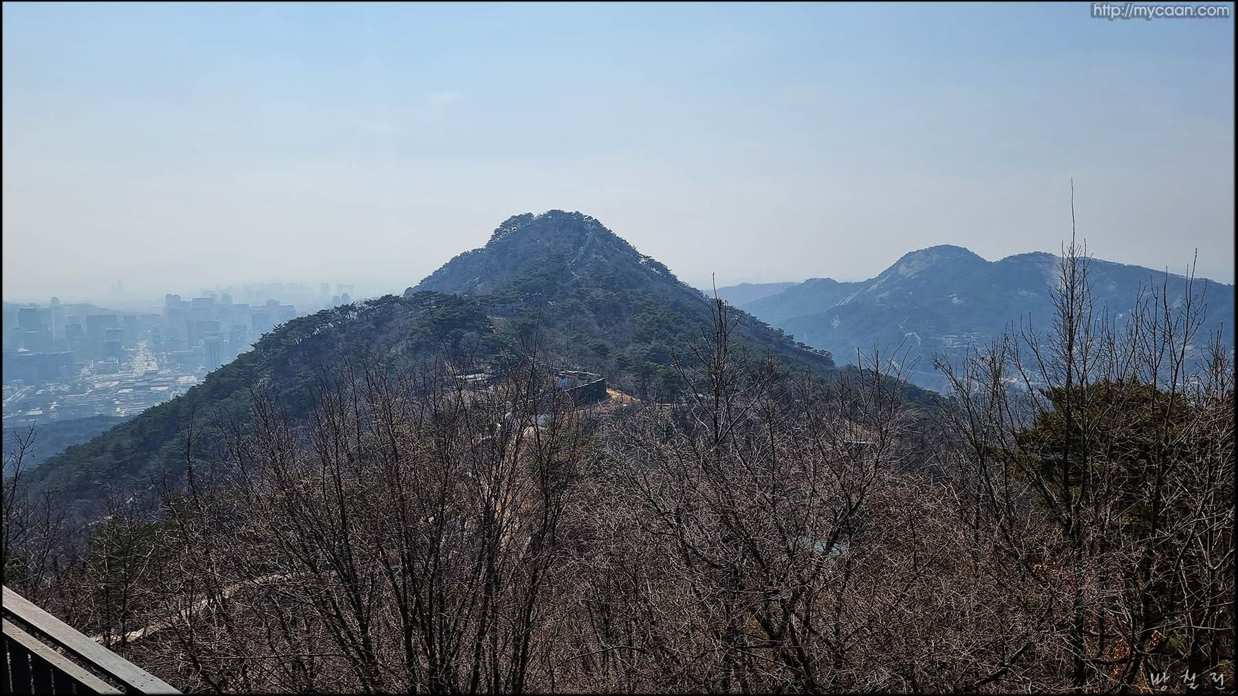 곡장(曲墻)의 전망/ 청운대와 백악마루(겹쳐 보임). 오른쪽에 인왕산 봉우리 ⓒ 2024.