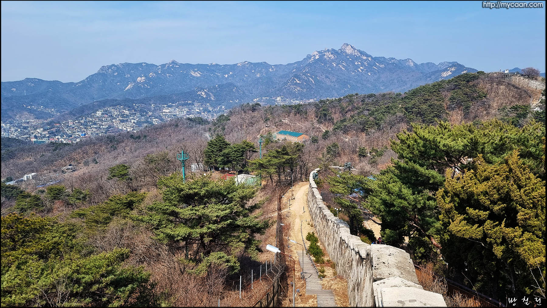 청운대(靑雲臺) 북쪽 전망/ 멀리 삼각산 비봉능선 높은 봉우리가 보현봉, 가까운 능선의 오른편 끝-곡장(曲墻) ⓒ 2024.