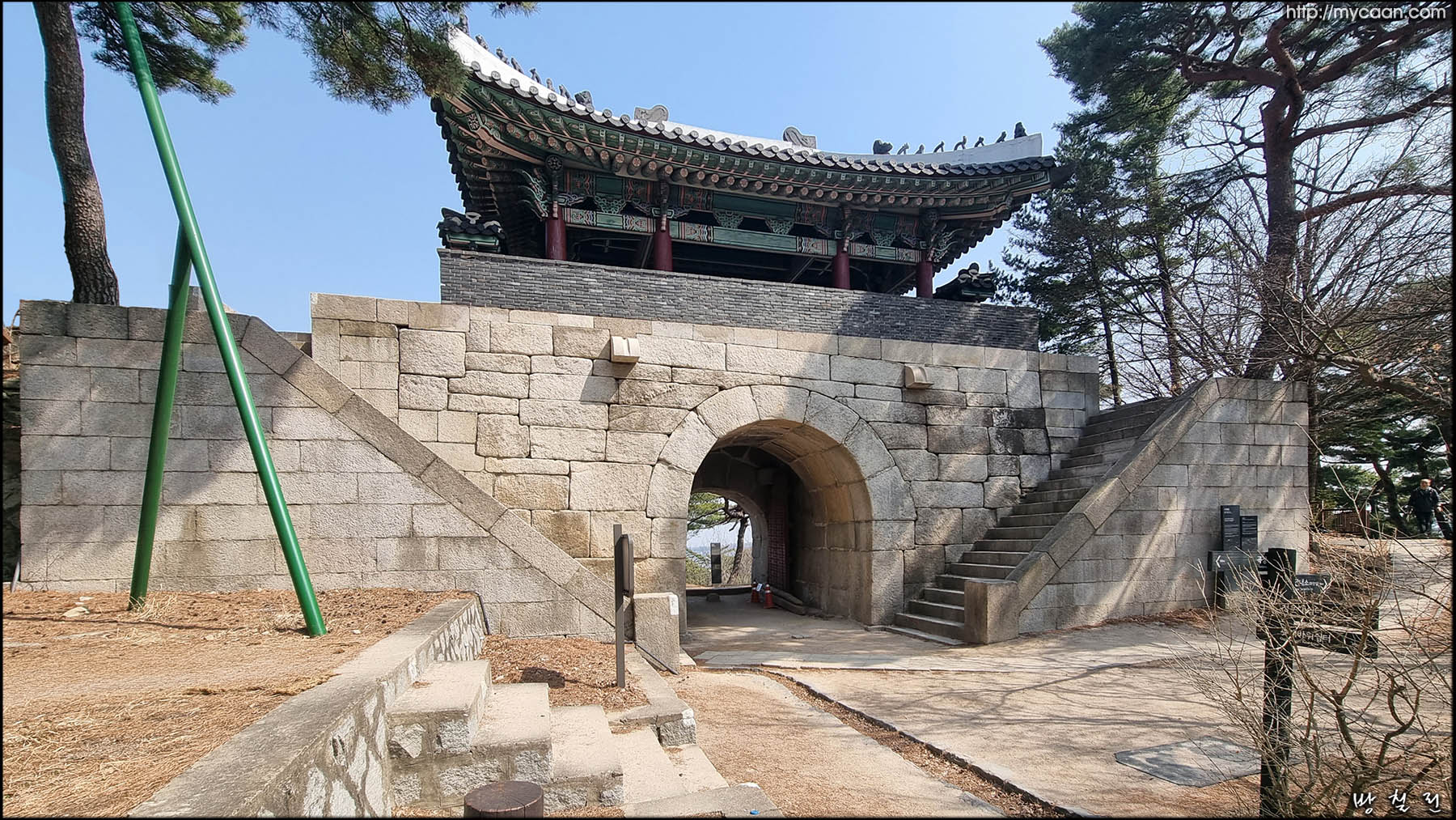 숙정문(肅靖門)의 성 안쪽 모습/ 루에 오르는 계단이 특이하다. 원래 암문으로 루가 없었지만 1976년 복원시 루 설치 ⓒ 2024.