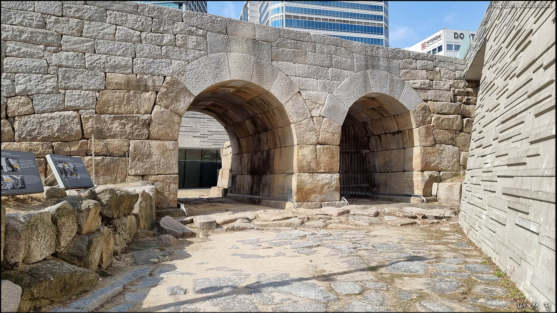 이간수문(二間水門)